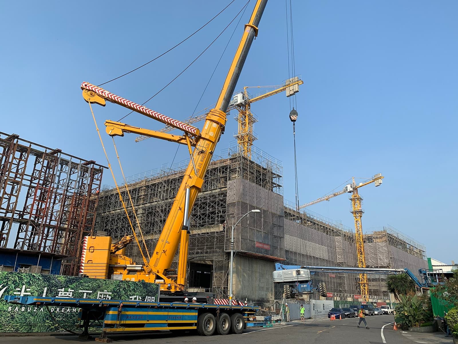 Mobile crane dan beberapa tower crane bekerja di proyek pembangunan gedung